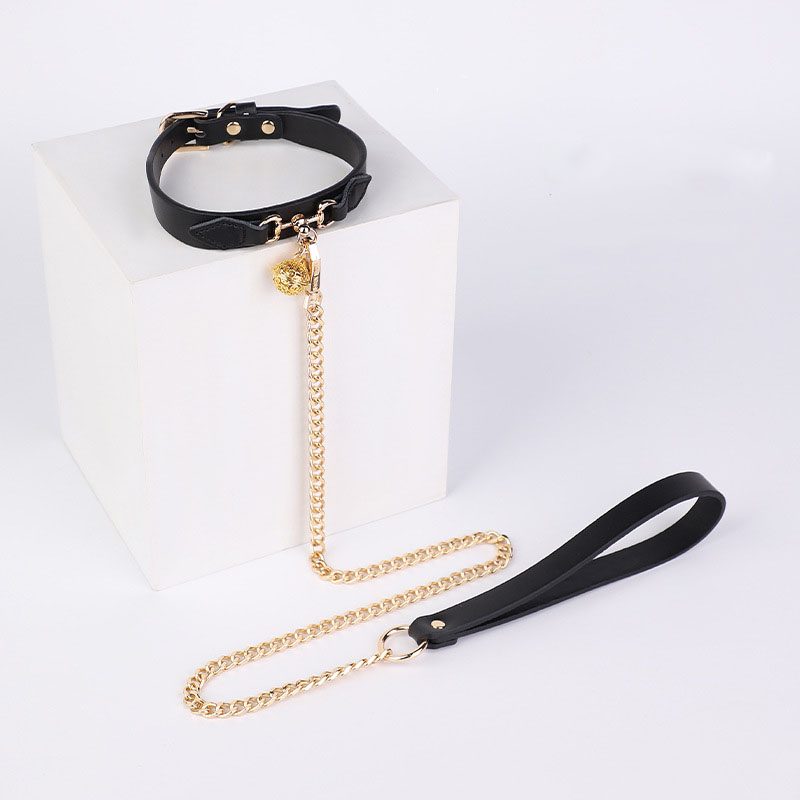 Kit BDSM con manette in pelle e strap-on