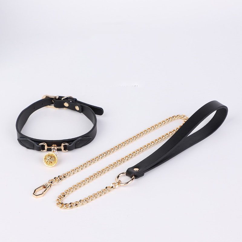 Kit BDSM con manette in pelle e strap-on