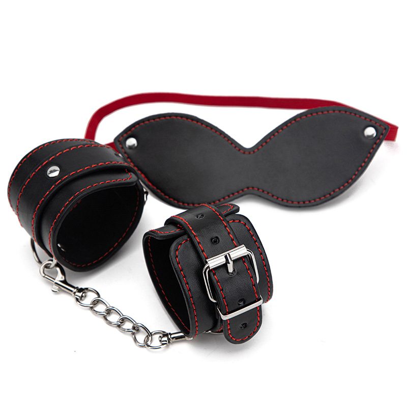 Kit con manette bondage e strap-on in PU
