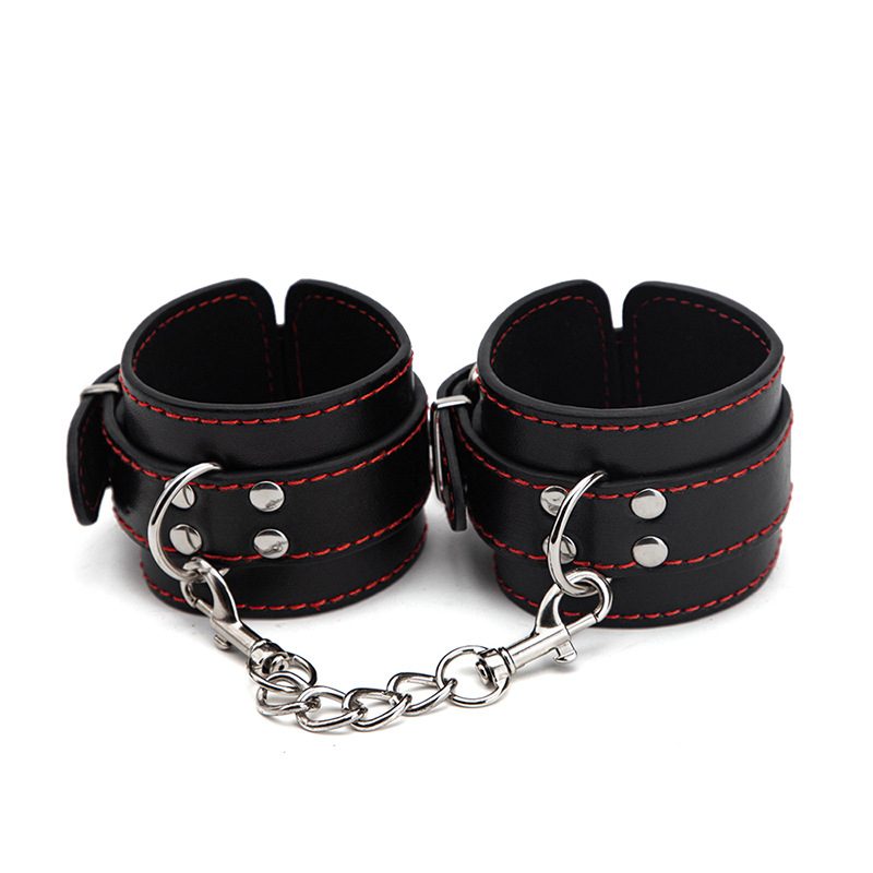 Kit con manette bondage e strap-on in PU