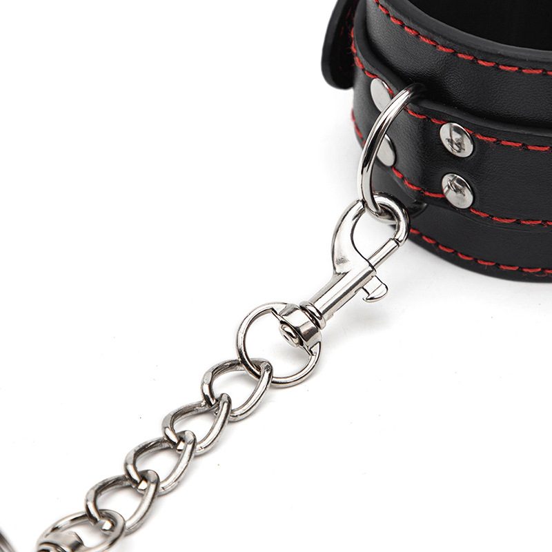 Kit con manette bondage e strap-on in PU